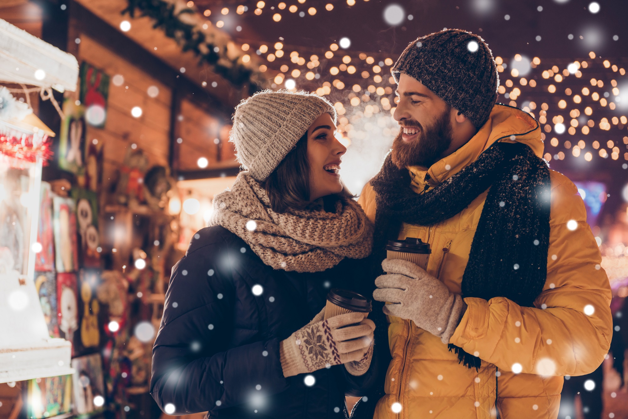 Paar auf dem Weihnachtsmarkt mit Glühwein