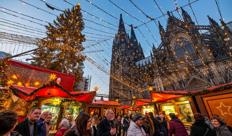 Blick auf den Weihnachtsmarkt am Kölner Dom in der Dämmerung