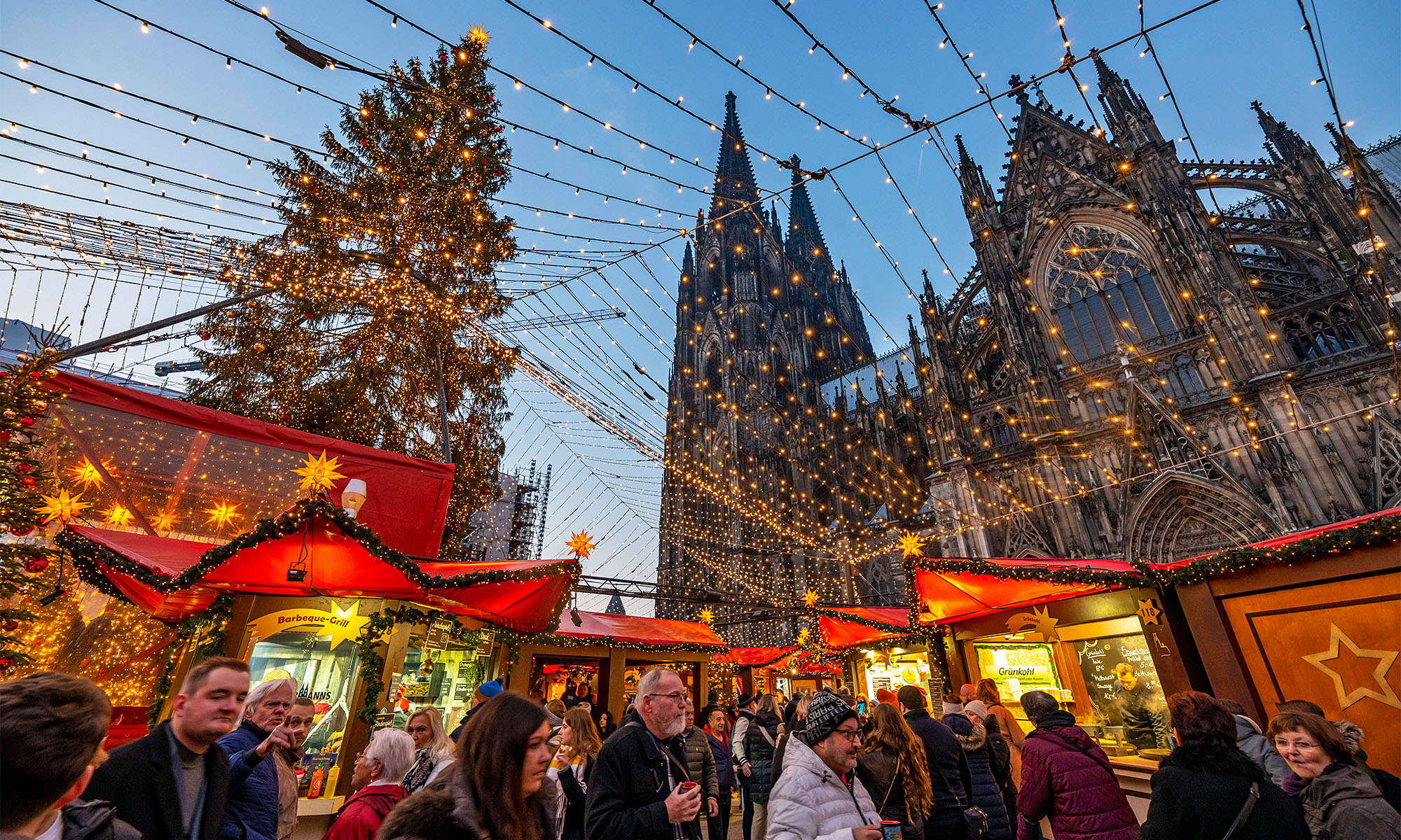 Blick auf den Weihnachtsmarkt am Kölner Dom in der Dämmerung