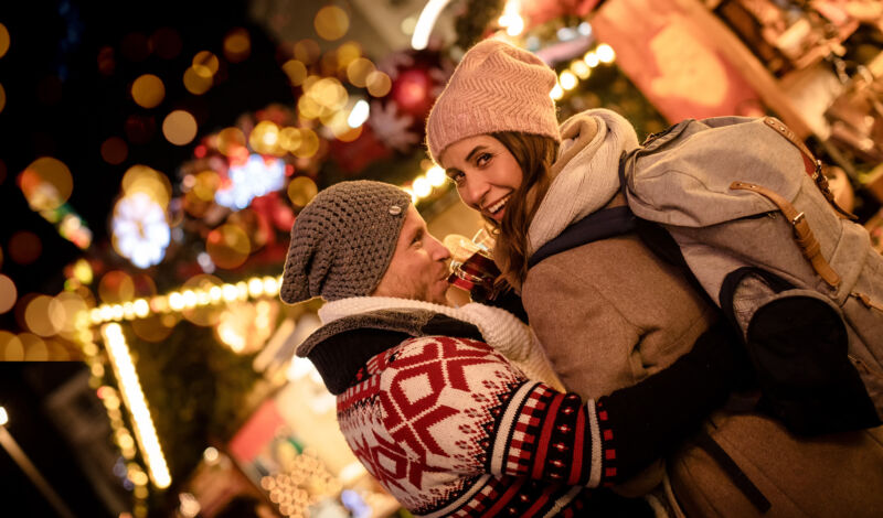 Paar auf einem Weihnachtsmarkt