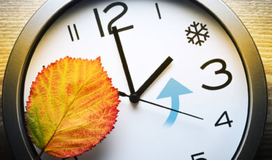 Das Foto zeigt eine Uhr, deren kleiner Zeiger auf ein Frostsymbol auf der Position der 2 zeigt. Links ist ein Herbstblatt zu sehen.
