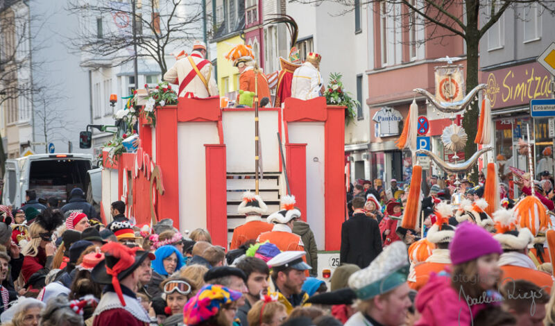 Teilnehmer beim Karnevalsumzug Nippes