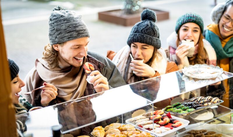 Freunde am Food-Stand