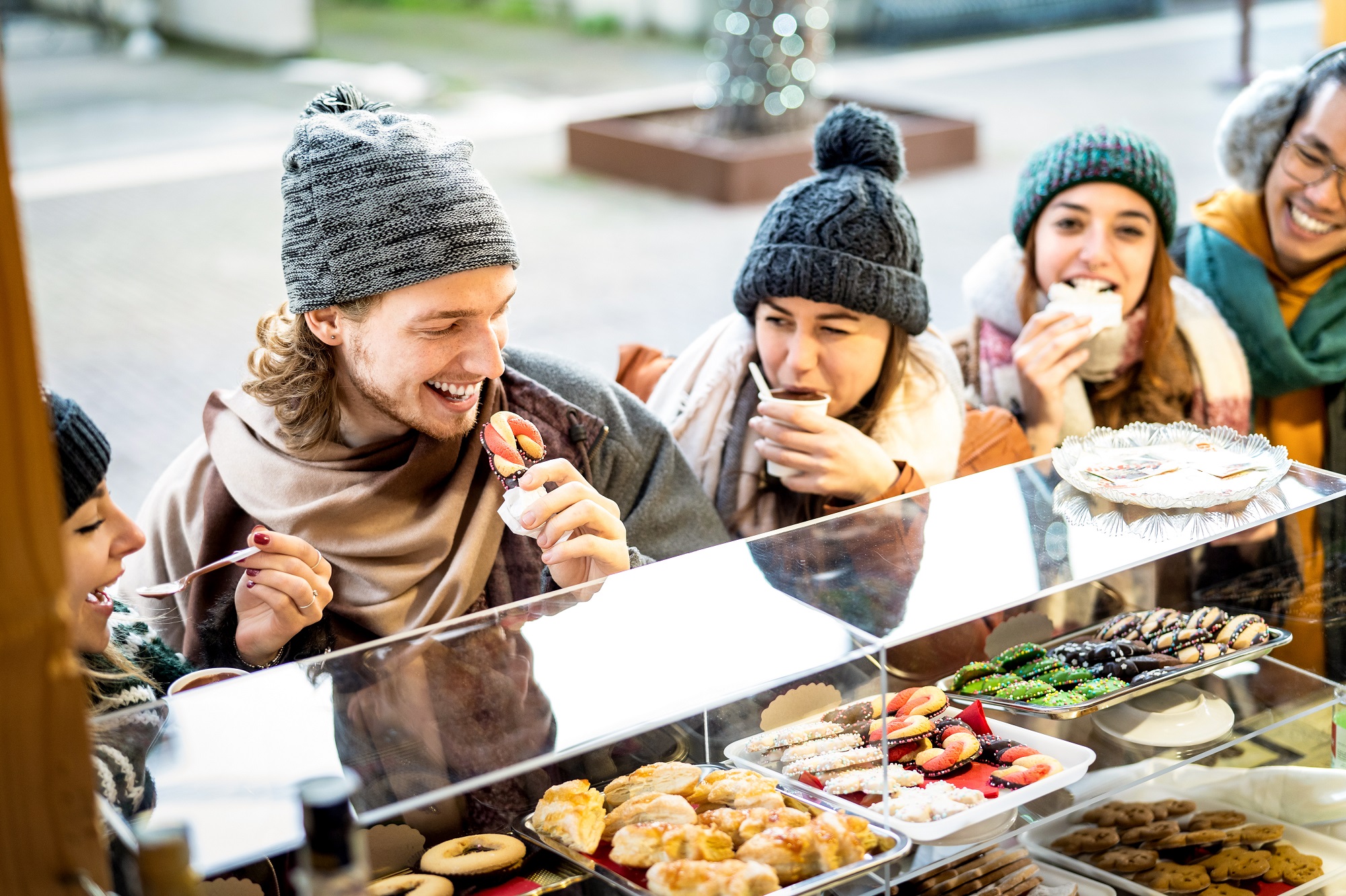 Freunde am Food-Stand