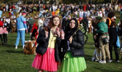Karnevalisten im Kwartier Latäng beim Auftakt des Kölner Karnevals nahe der Zülpicher Straße im Grüngürtel.