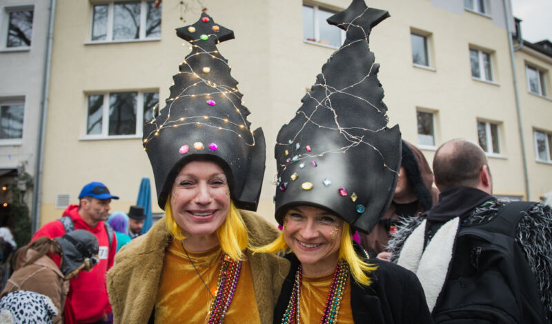 Zwei Frauen verkleidet als Kölner Dom