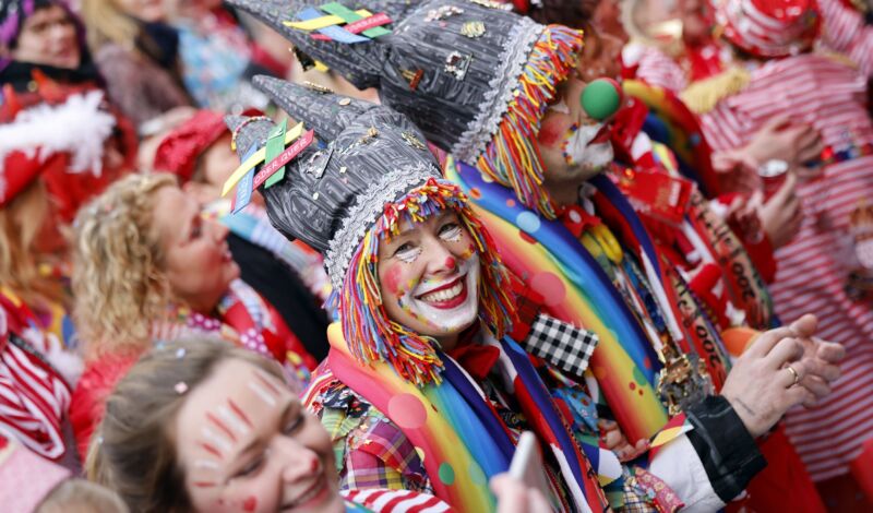 Jecke strömen in die Kölner Altstadt, um den Kölner Karneval zu feiern.