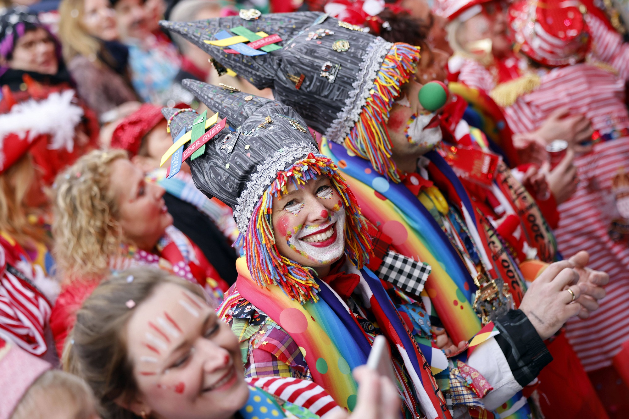 Jecke strömen in die Kölner Altstadt, um den Kölner Karneval zu feiern.