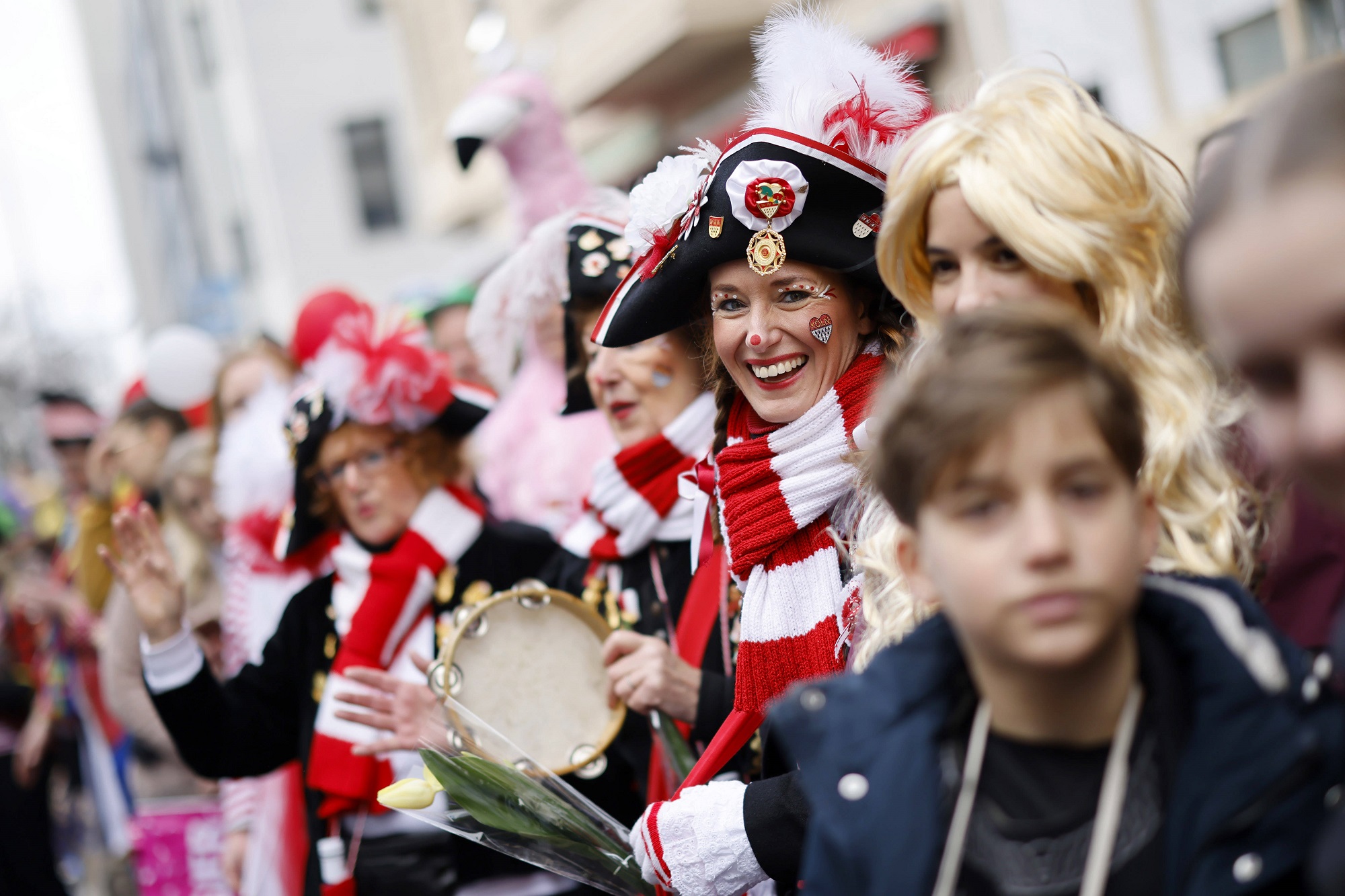 Kölsche Jecke feiern den Straßenkarnevals bei einem Karnevalsumzug in Köln.