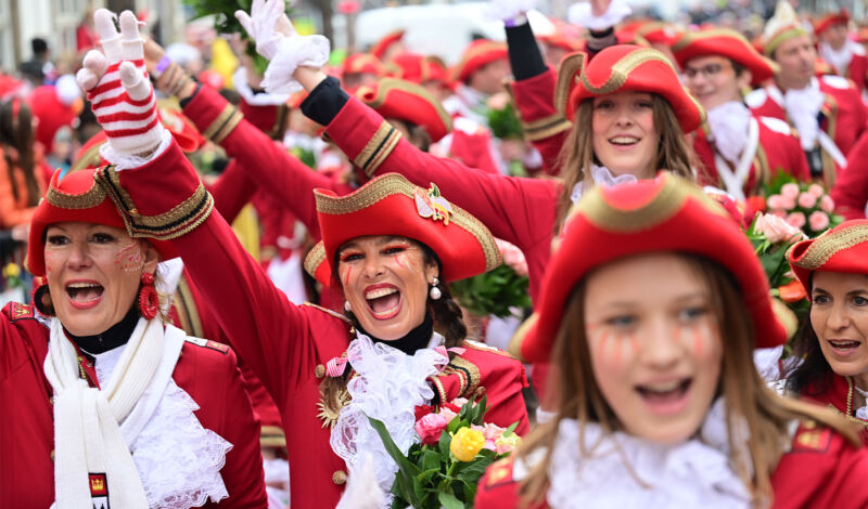 Teilnehmer laufen mit im Rosenmontagszug des Kölner Karnevals.