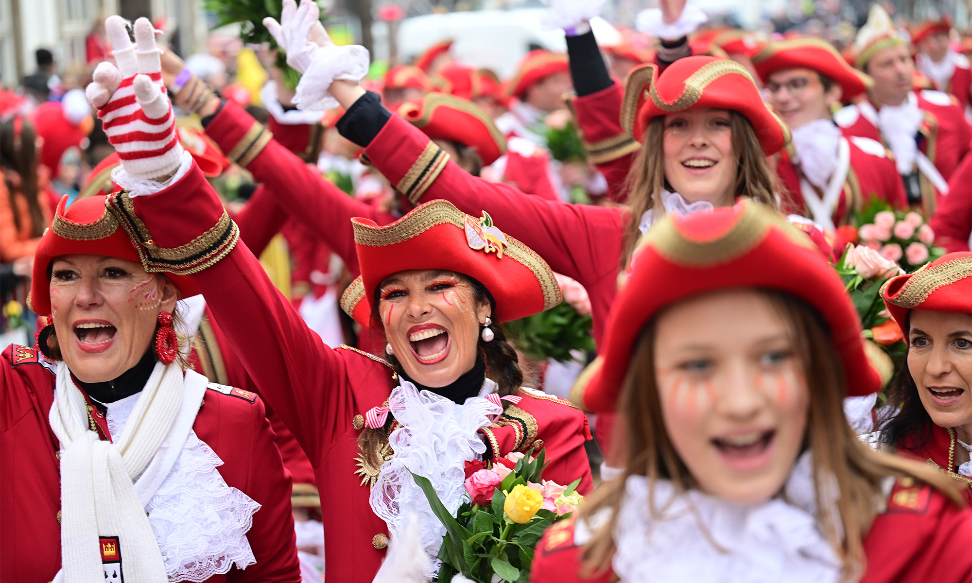 Teilnehmer laufen mit im Rosenmontagszug des Kölner Karnevals.