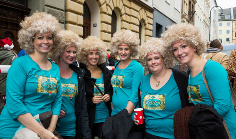 Eine Gruppe von Frauen ist im 4711-Look kostümiert