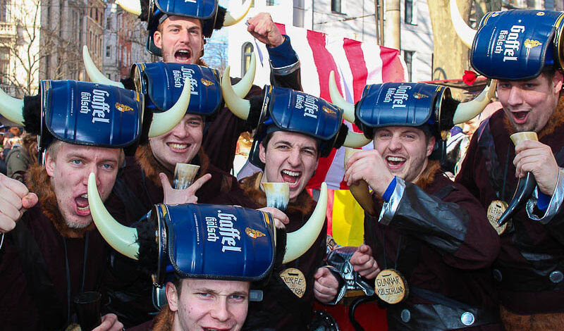 Männergruppe trägt im Karneval Pittermännchen auf dem Kopf.