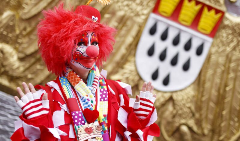 Frau kostümiert als kölscher Clown