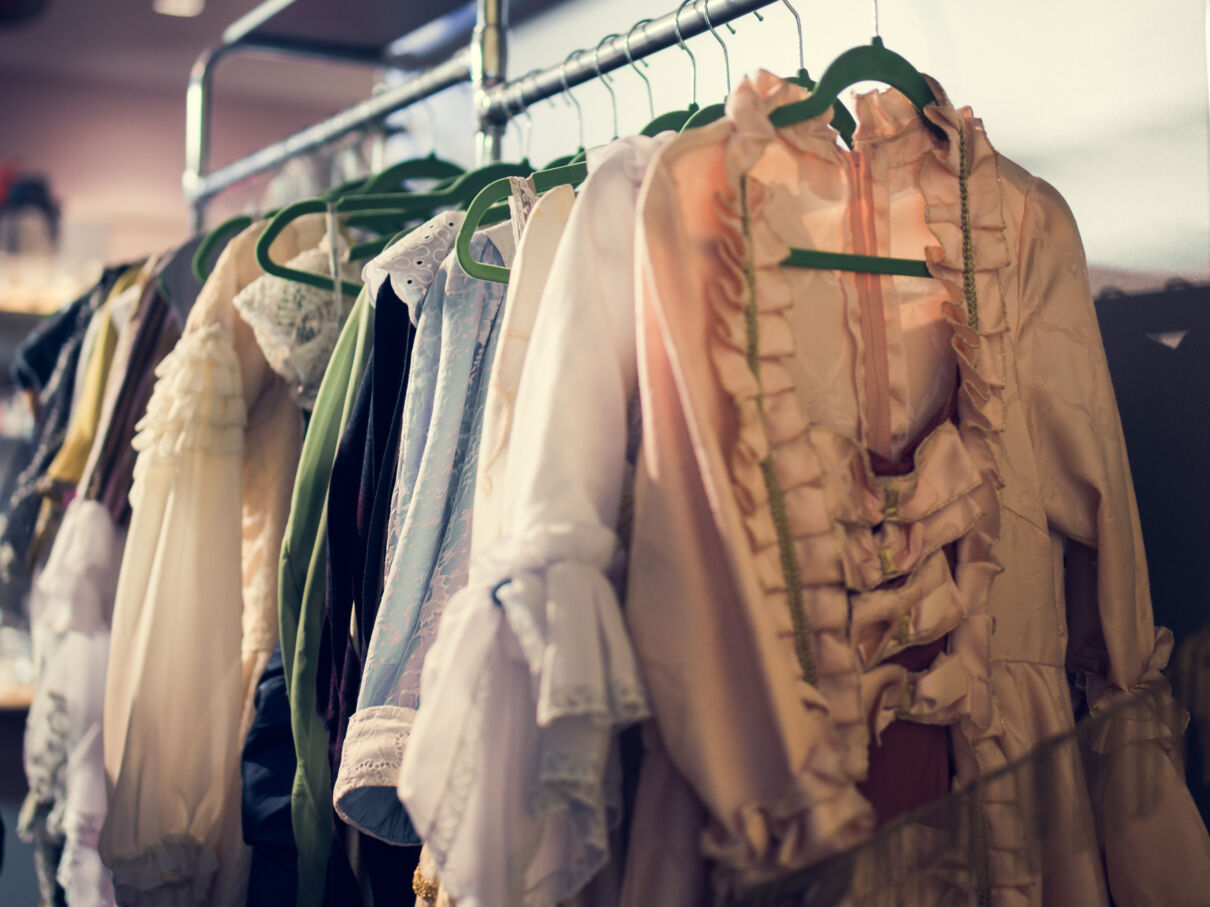 Garderobenständer mit Theaterkostümen