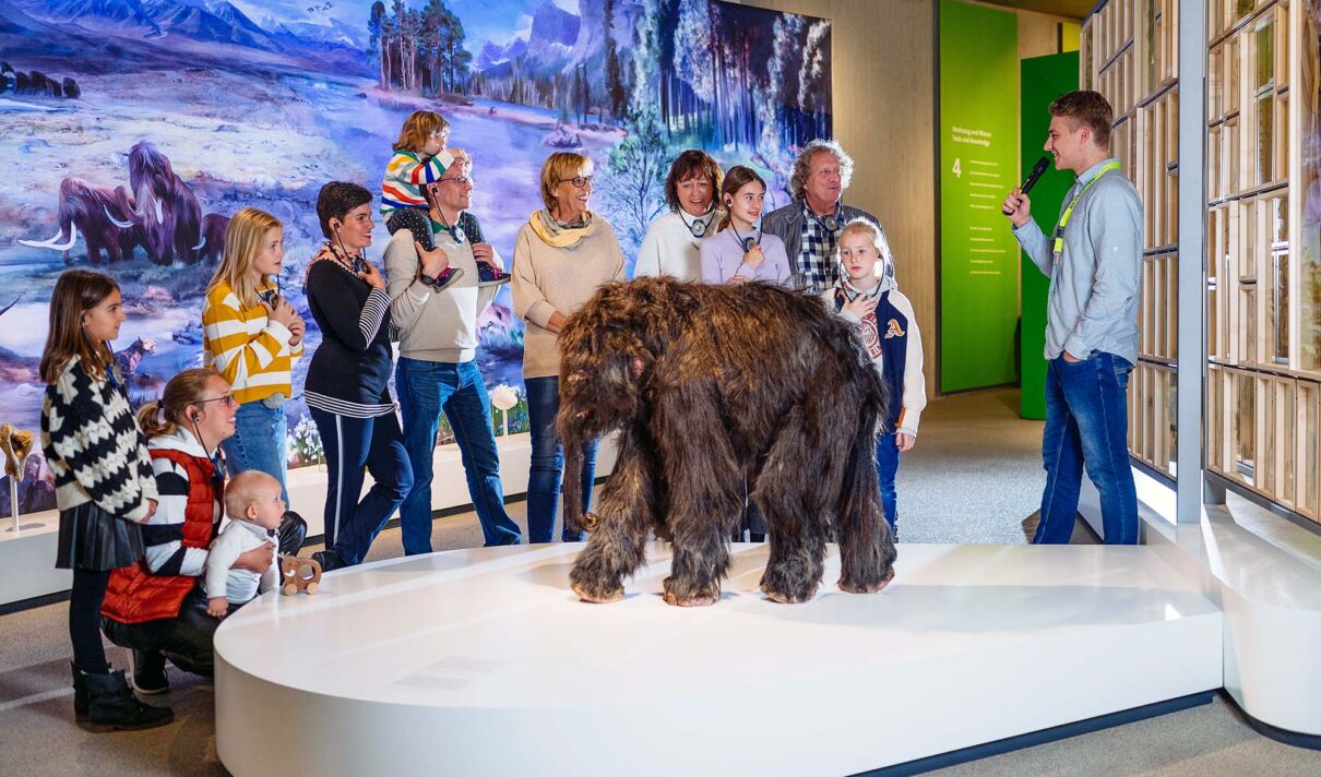 Familienführung im Neanderthal-Museum, im Vordergrund ein ausgestopftes Mammut