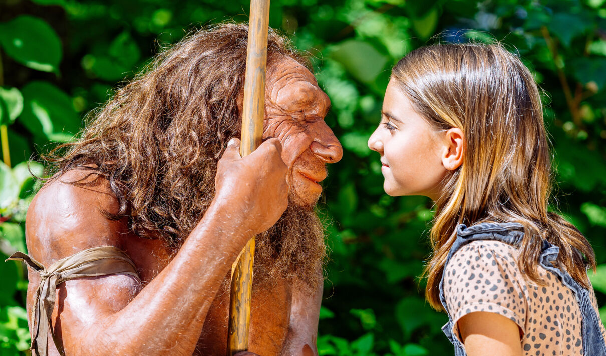 Neanderthaler und eine Besucherin