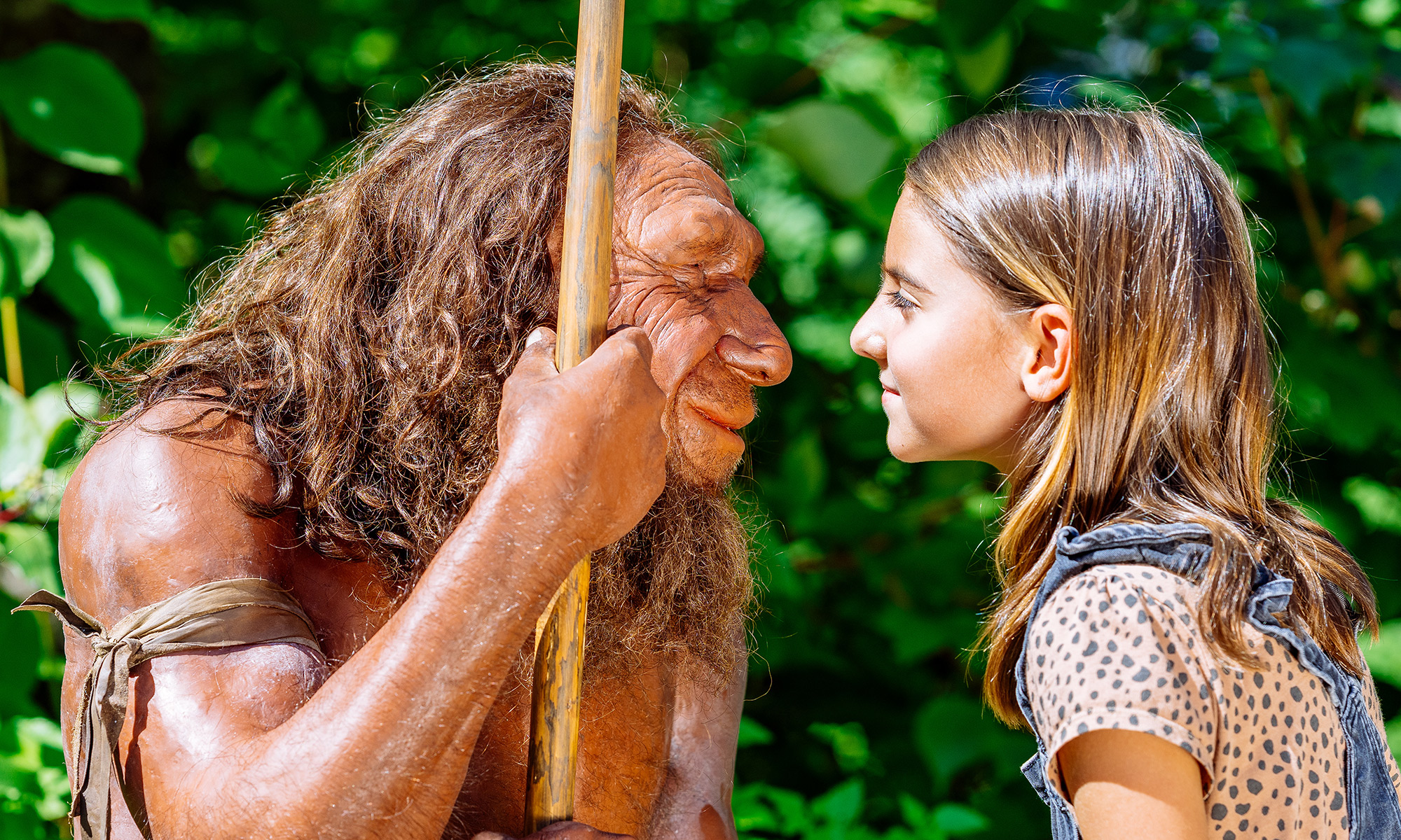 Neanderthaler und eine Besucherin