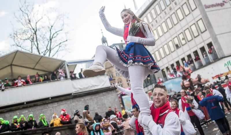 Tanzmariechen und Offizier im Kölner Karneval