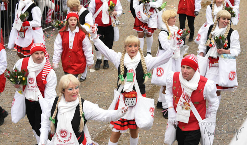 Karnevalisten beim Rosenmontagszug verkleidet als Hänneschen und Bärbelchen