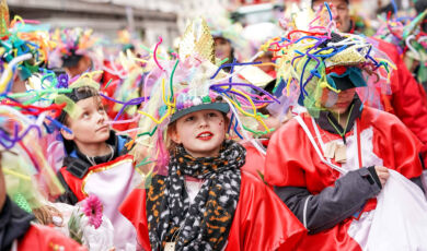 Verkleidete Teilnehmer der Kölner Schull- un Veedelszöch am Karnevalssonntag