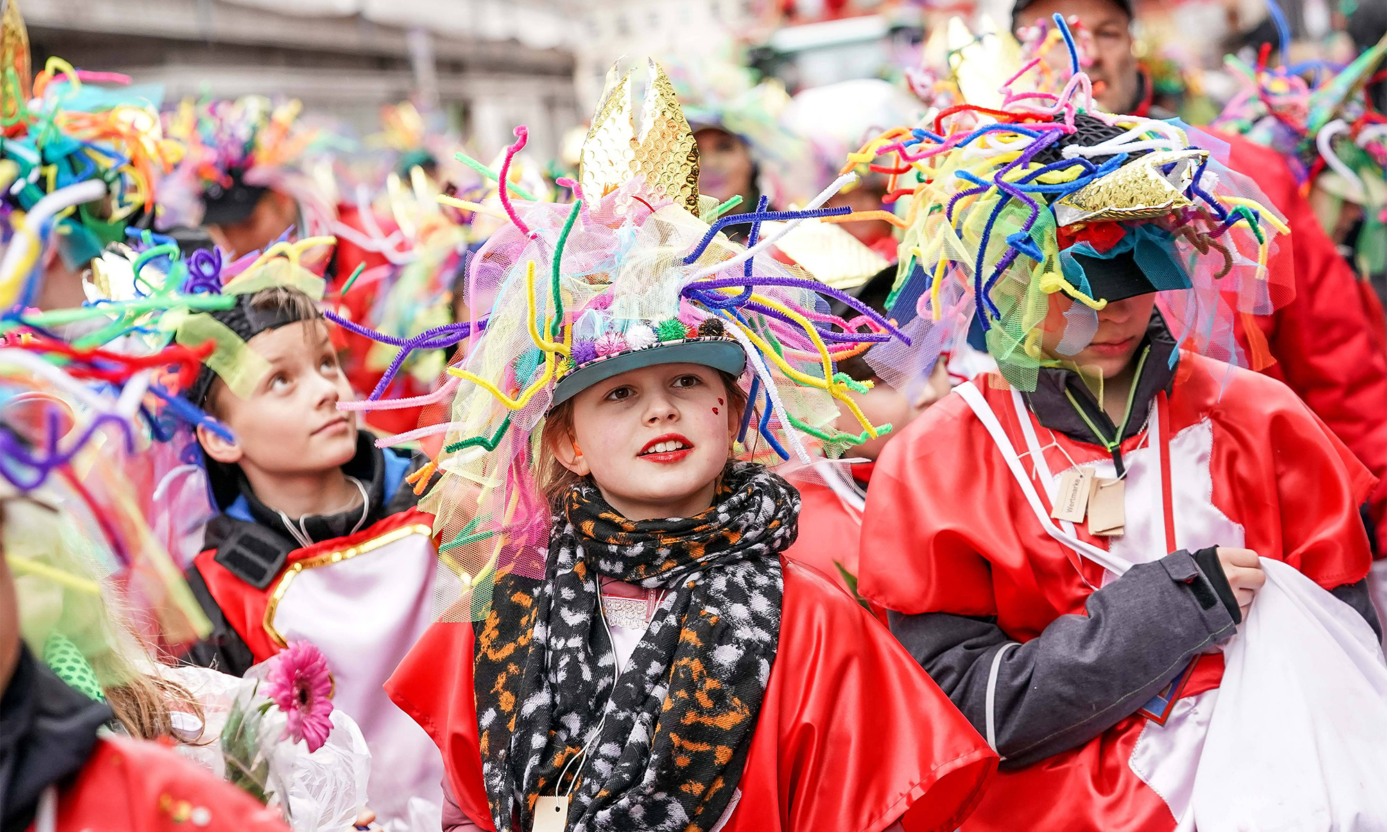 Verkleidete Teilnehmer der Kölner Schull- un Veedelszöch am Karnevalssonntag