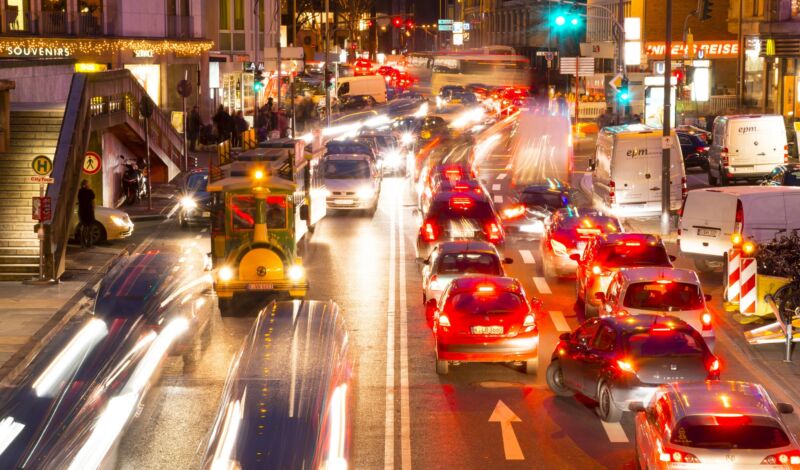 Verkehr zur Weihnachtszeit in der Trankasse Köln