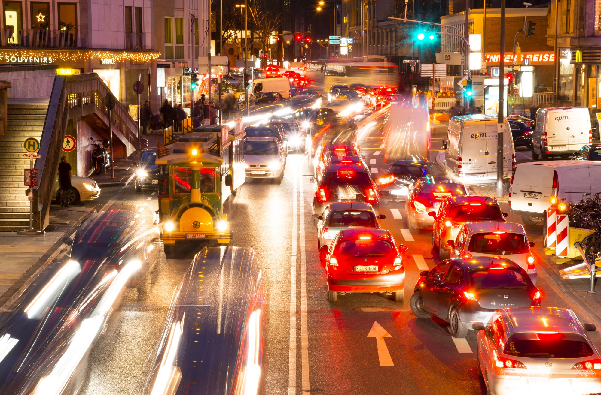 Verkehr zur Weihnachtszeit in der Trankasse Köln