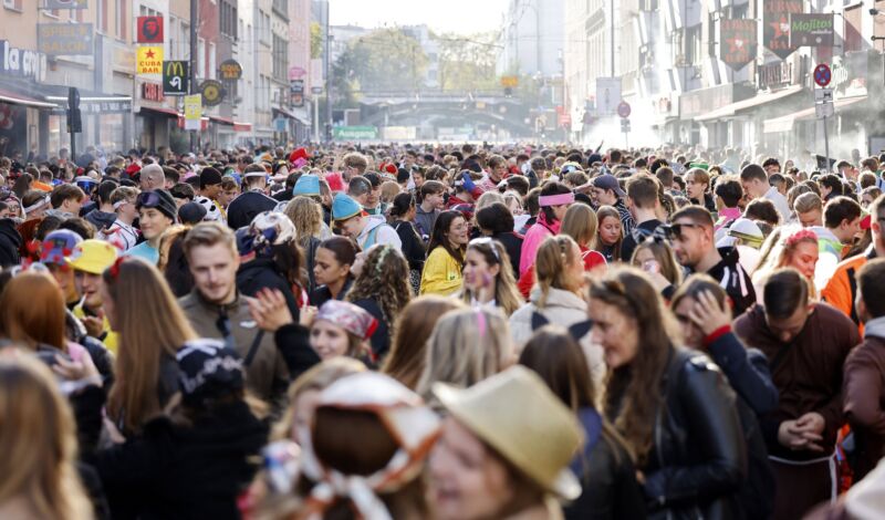 Menschenmassen im Kwartier Latäng beim Auftakt des Kölner Karnevals auf der Zülpicher Straße.