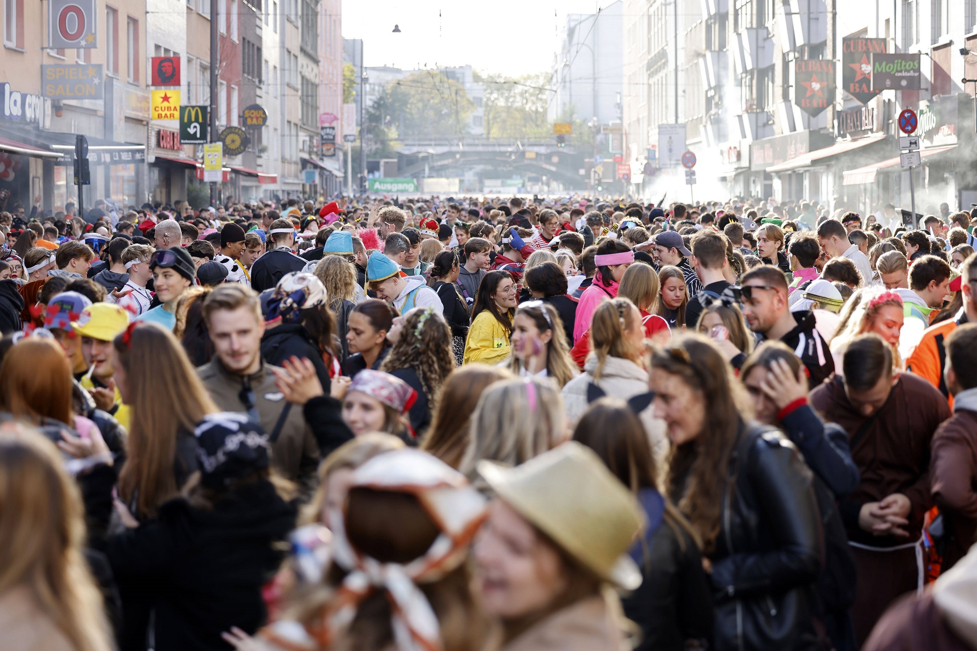 Menschenmassen im Kwartier Latäng beim Auftakt des Kölner Karnevals auf der Zülpicher Straße.