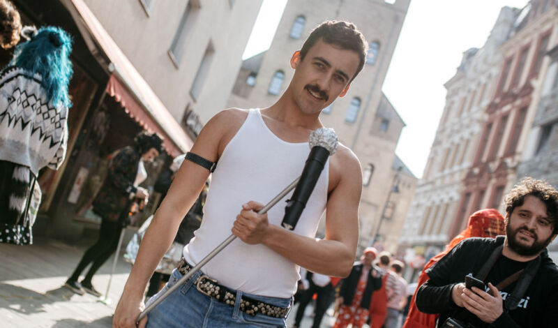 Junger Mann kostümiert als Freddie Mercury