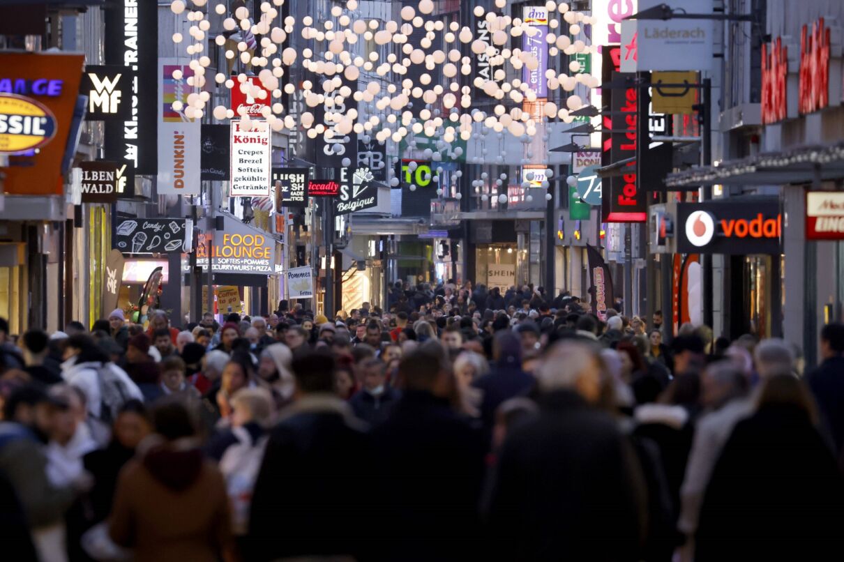 Passanten suchen in den Einkaufsmeilen in der Kölner Innenstadt nach den letzten Weihnachtsgeschenken.