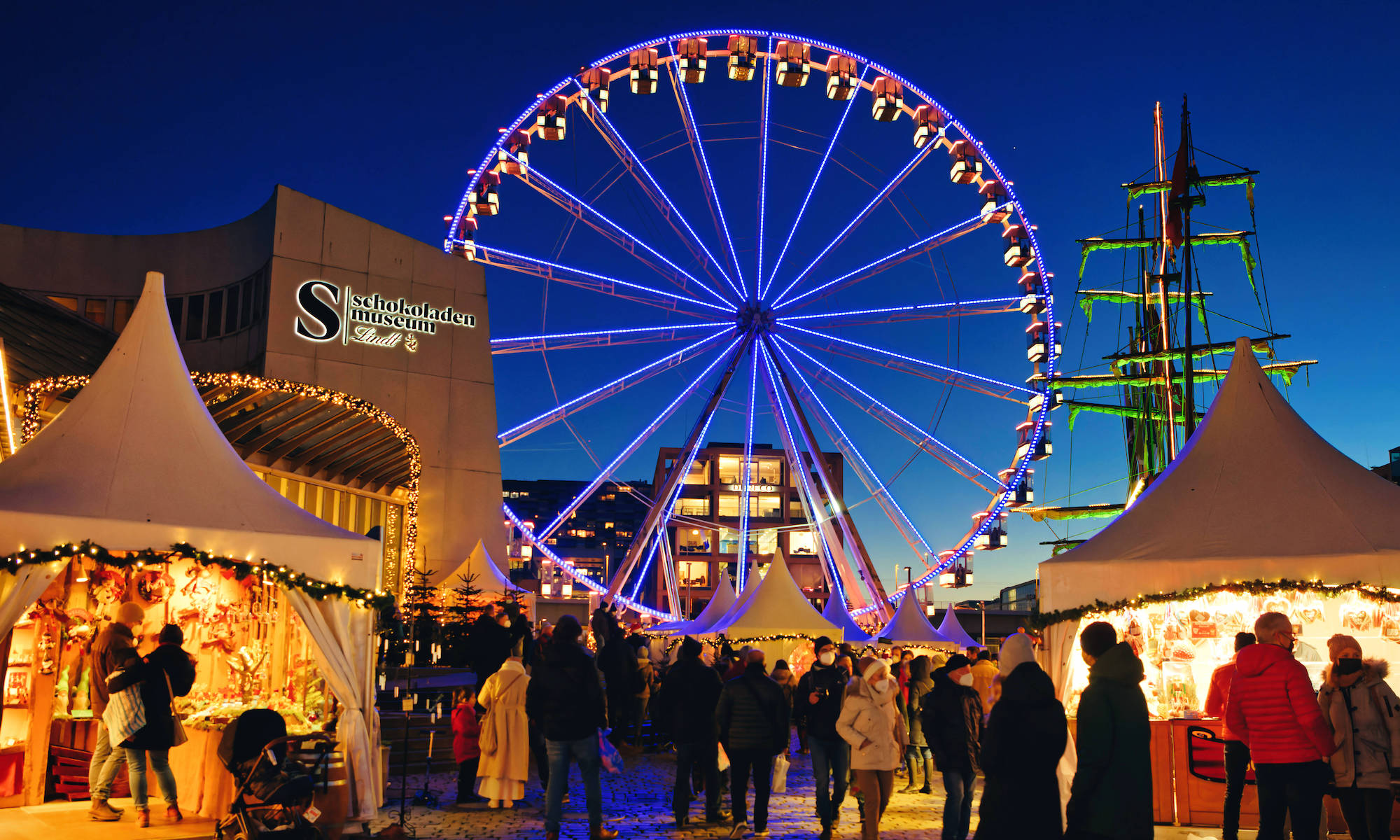 Illuminierter Hafenweihnachtsmarkt am Schokoladenmuseum in Köln