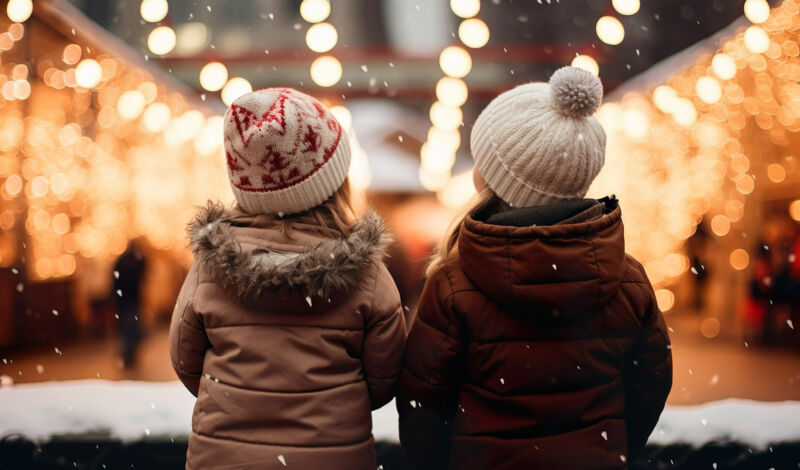 Kinder auf einem Weihnachtsmarkt