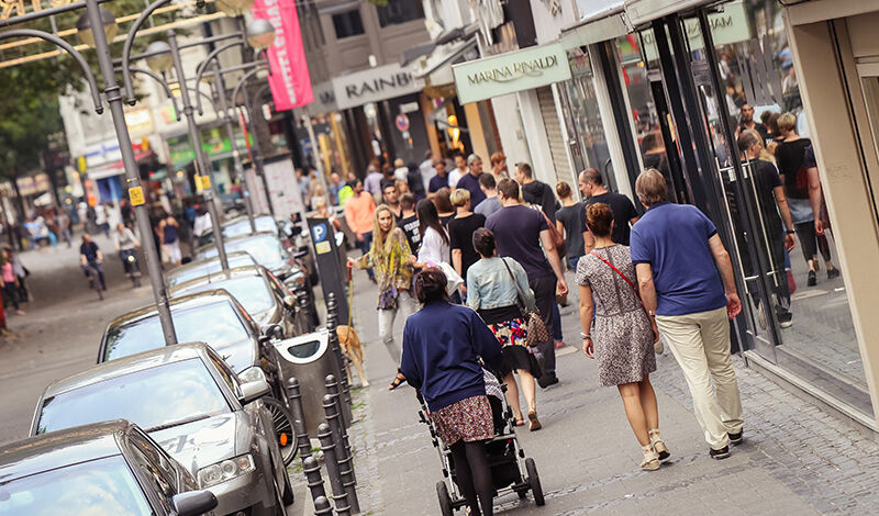 Das Foto zeigt Passanten  auf der Kölner Mittelstraße.