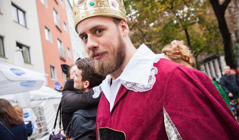 Mann kostümiert als König im Karneval