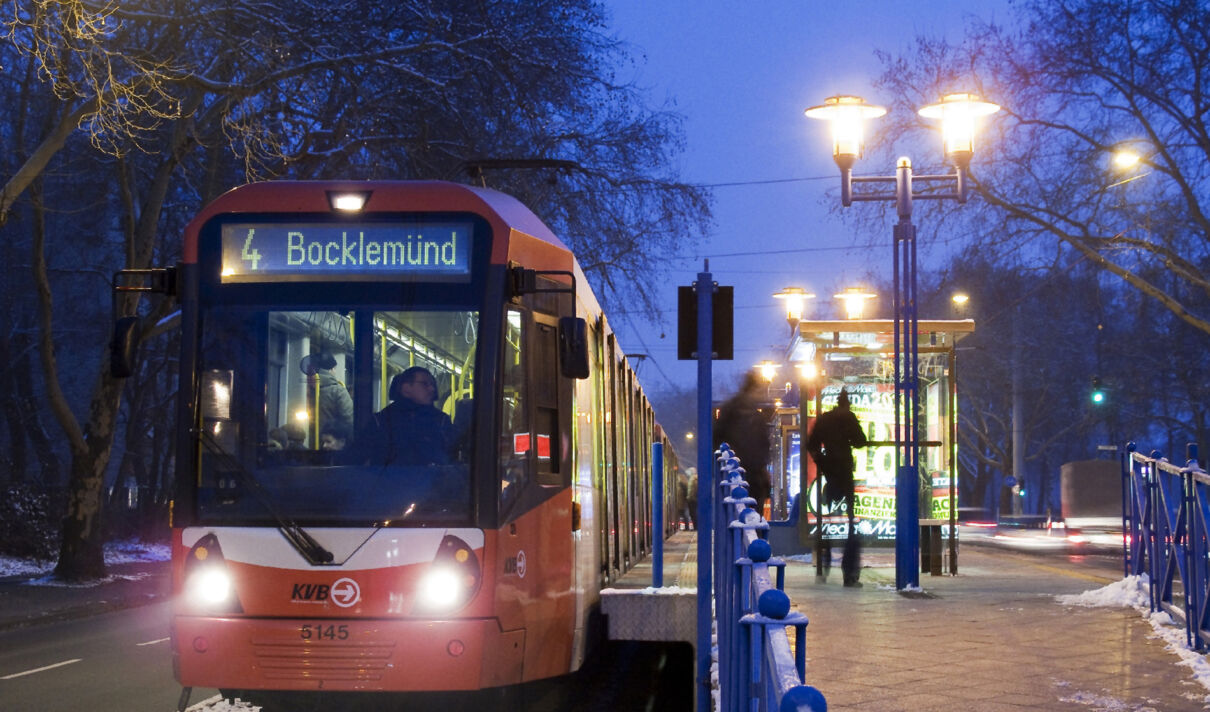 Stadtbahn-Linie 4 der KVB an einem nächtlichen Bahnsteig