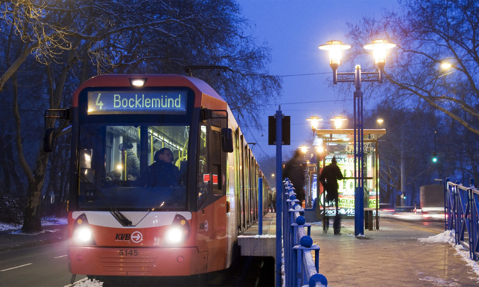 Stadtbahn-Linie 4 der KVB an einem nächtlichen Bahnsteig