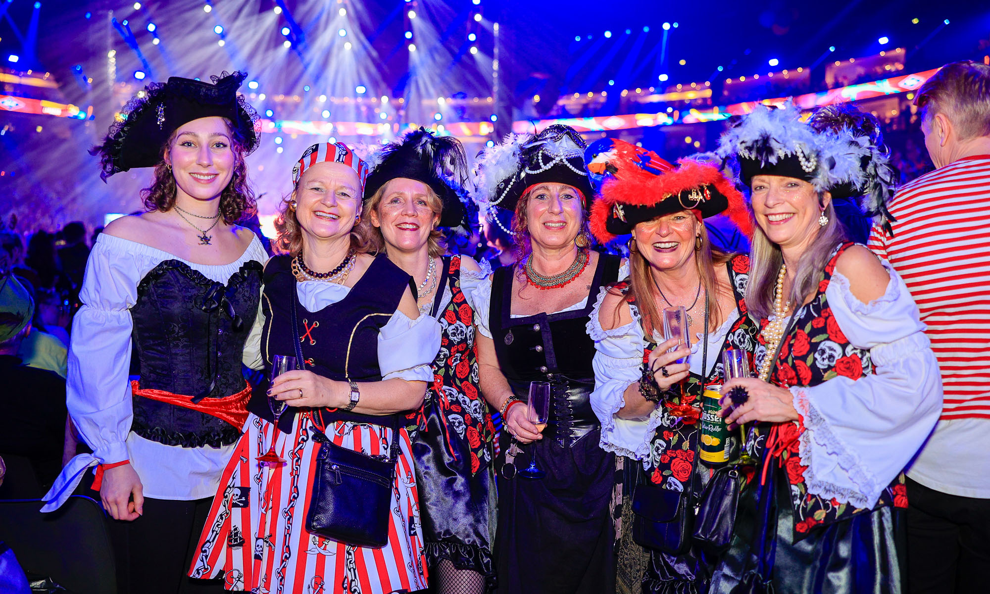 Als Pirat verkleidete Karnevalistinnen in der Lachenden Kölnarena.
