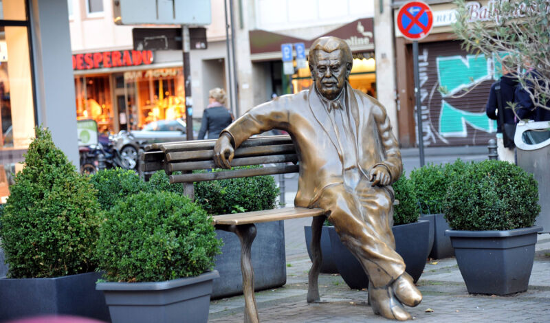 Ein Bronzedenkmal Wily Millowitschs am Willy-Millowitsch-Platz am Ende der Breite Straße.