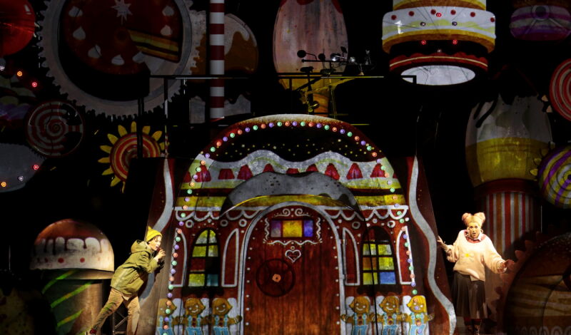 Anna Lucia Richter, Kathrin Zukowski in der Märchenoper Hänsel und Gretel