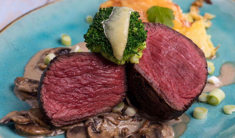 Ein angeschnittenes Stück vom Rinderfilet mit Pilzen und Kartoffeln sowie Brokkoli