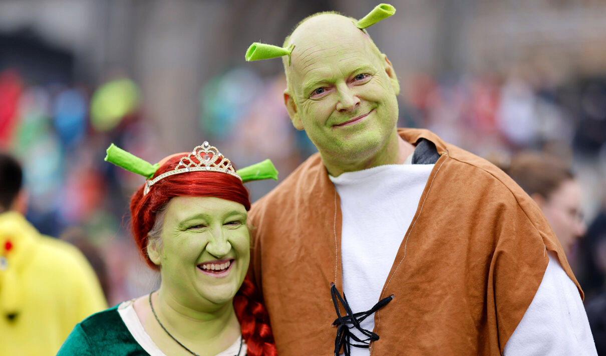 Zwei als Shrek und Fiona verkleidete Jecken