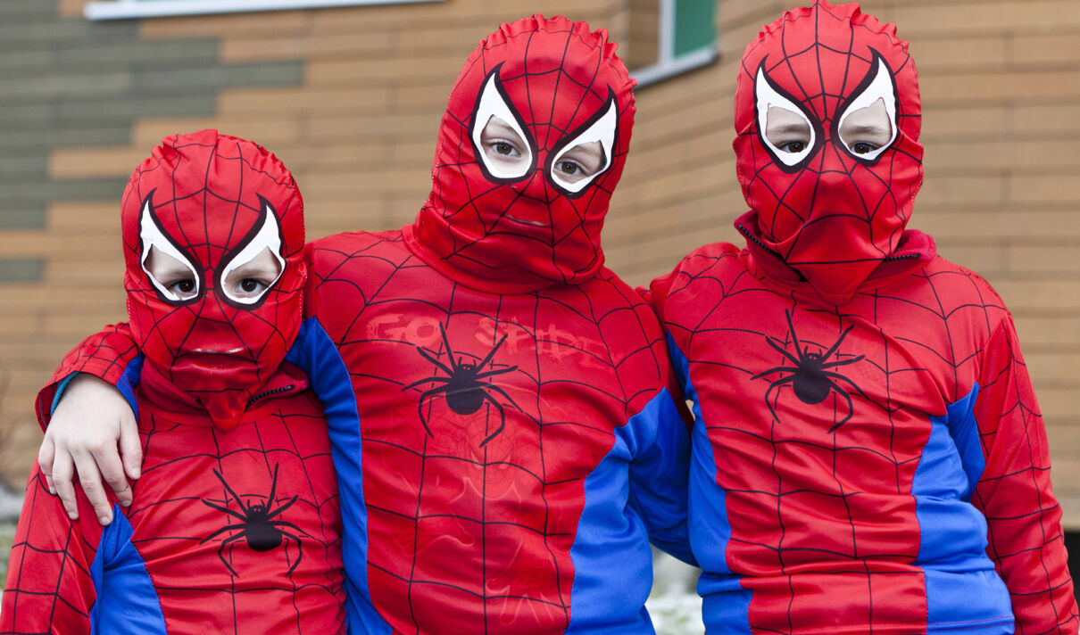 Kinder im Spiderman-Kostüm