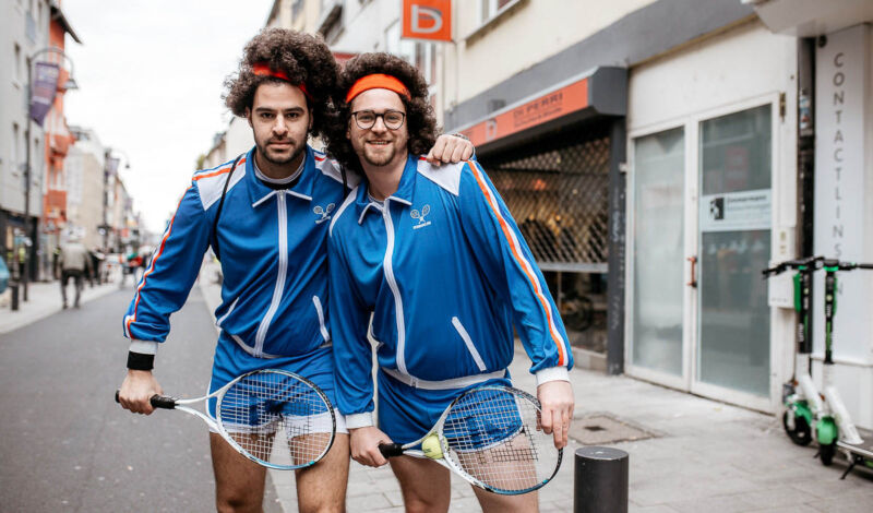 Zwei Männer im Tennisoutfit an Karneval