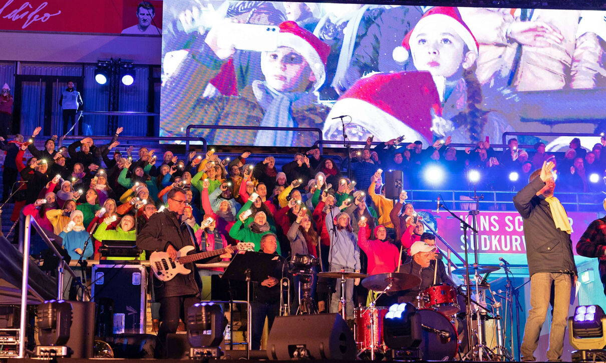 Loss mer Weihnachtsleeder singe im Kölner Rheinenergie-Stadion.