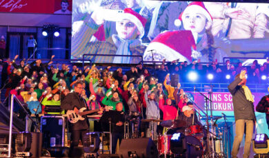 Loss mer Weihnachtsleeder singe im Kölner Rheinenergie-Stadion.
