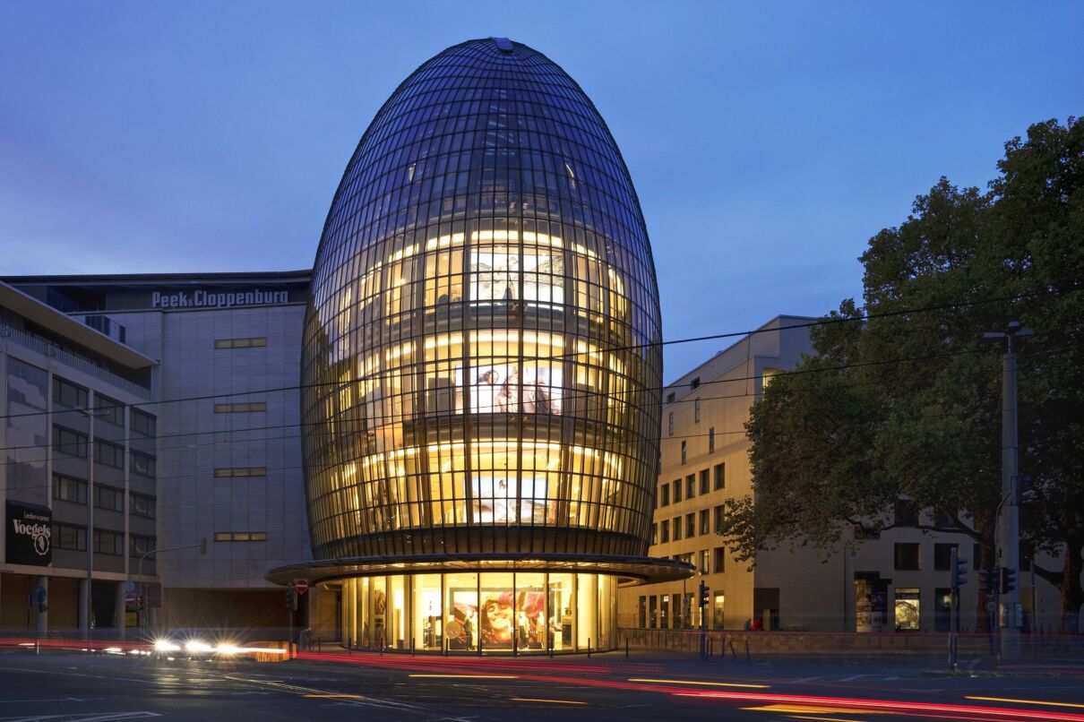 Das Weltstadthaus in Köln am Abend