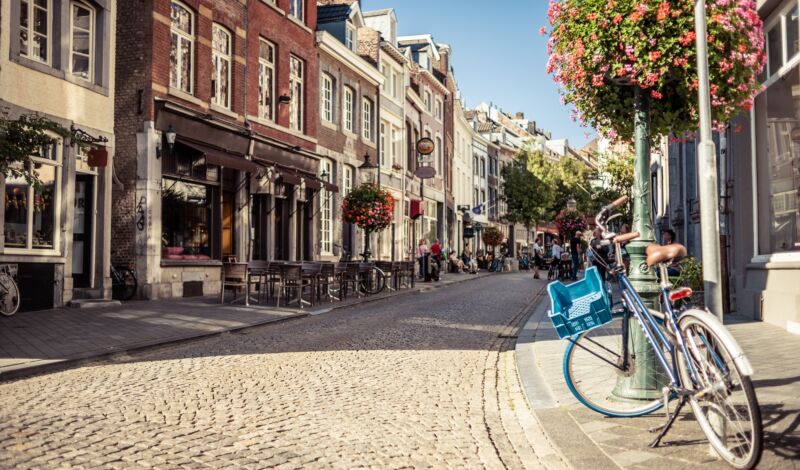 Maastrichter Straßen mit Fahrrad im Sommer