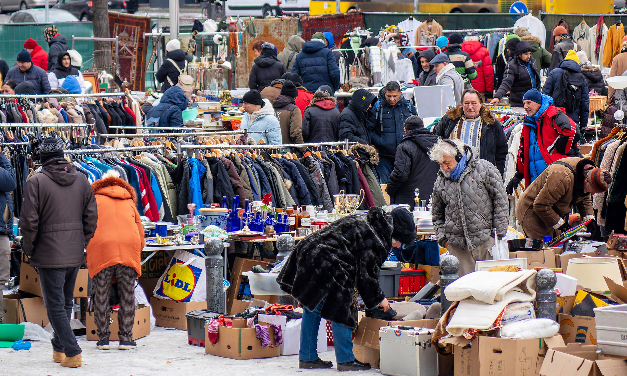 Menschen auf einem Flohmarkt